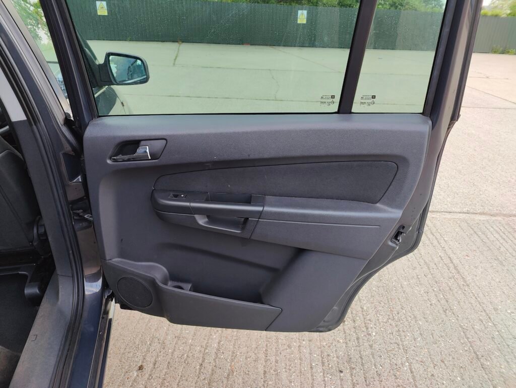 2013 Vauxhall Zafira 1.6 16V Design Euro 5 5dr (SNav)